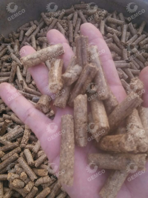 300型動(dòng)盤顆粒機(jī)壓制的煙桿顆粒 300型動(dòng)盤顆粒機(jī)壓制的煙桿顆粒
