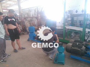 河南鄭州客戶:300型動(dòng)盤顆粒機(jī)壓制煙桿顆粒 河南鄭州客戶:300型動(dòng)盤顆粒機(jī)壓制煙桿顆粒