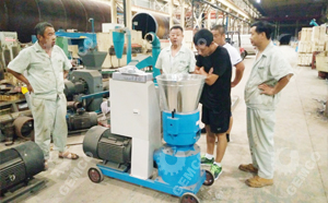 風(fēng)雨兼程 河北客戶夜臨飼料顆粒機(jī)廠家吉姆克