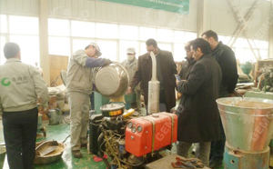 沙特客戶對吉姆克顆粒機(jī)進(jìn)行試機(jī)操作